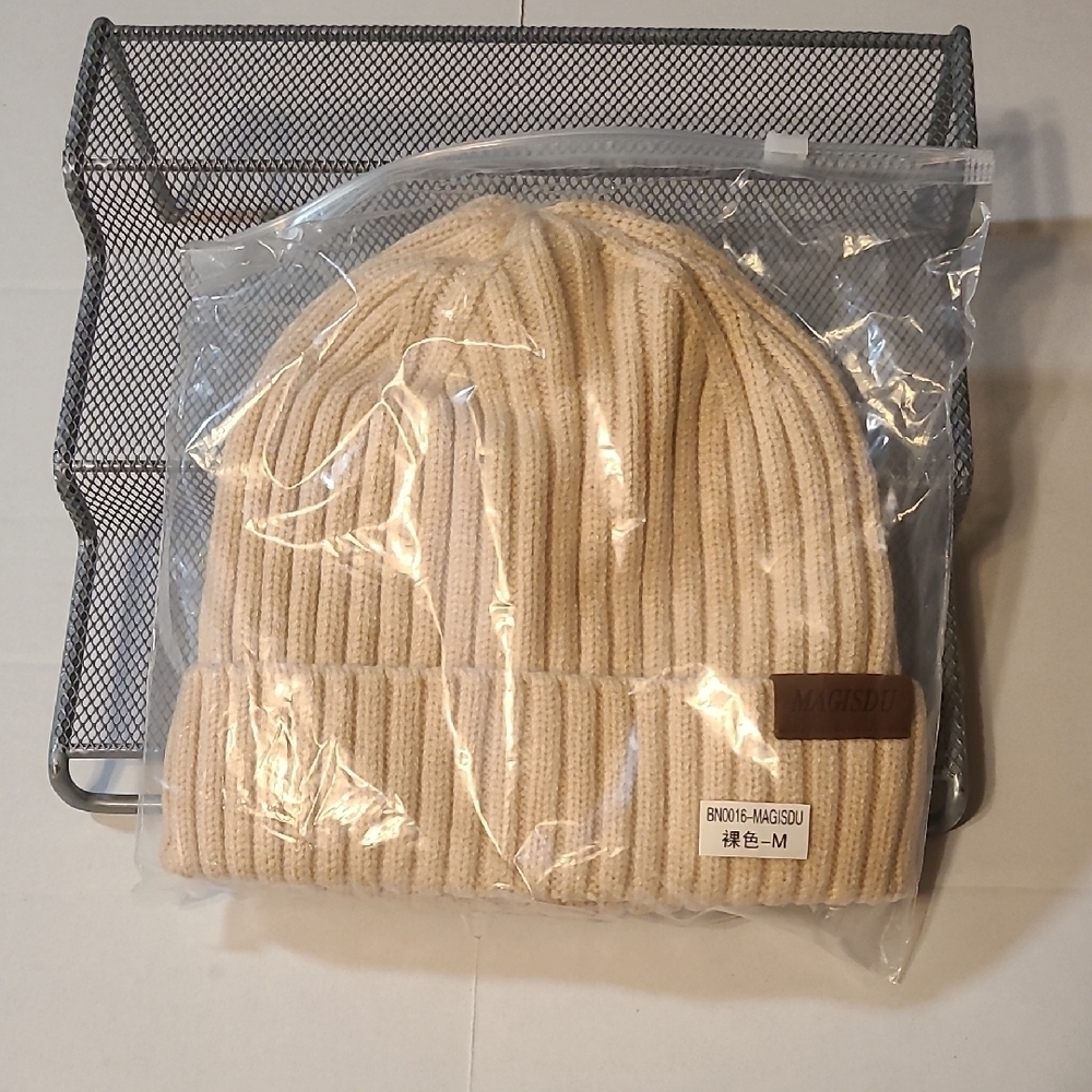 Magisdu Cozy Warm Cream Ribbed Knit Beanie Medium NWOT